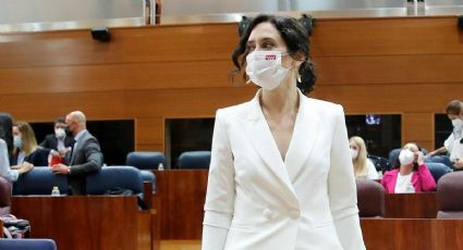 Isabel Díaz Ayuso sorprendió con chaqueta blazer sin nada debajo en una entrevista