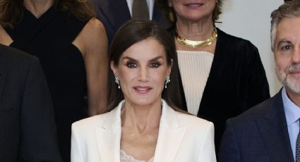 El look total white de la reina Letizia que deslumbra