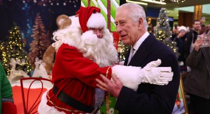 El rey Carlos III pasea por un centro comercial en vísperas de Navidad