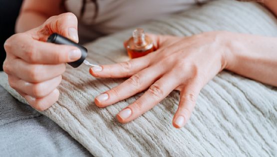 Diseño de uñas efecto gelatina: la tendencia que dominará en 2025