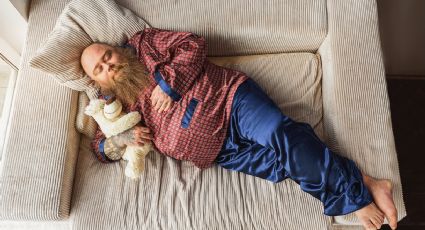 Dormir abrazando un peluche: la terapia suave que no esperabas