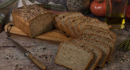 ¡Se puede hacer casero! La receta fácil para hacer pan integral con semillas