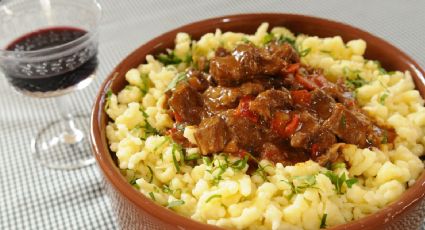 Así se prepara el goulash con spaetzle, la receta más deliciosa de Hungría