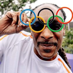 Snoop Dogg y Salma Hayek, portadores de la Antorcha Olímpica en París 2024