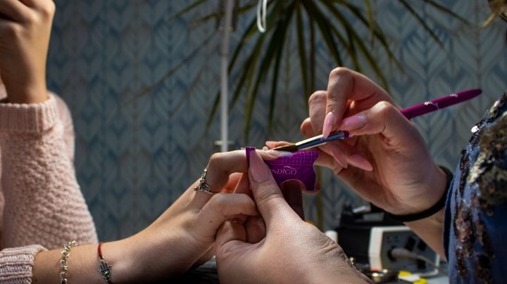 "Coconut Milk Nails", el diseño de uñas que está arrasando con su estilo minimalista