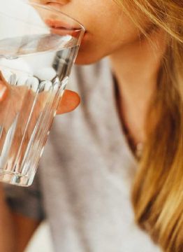 ¿Es realmente necesario acompañar con agua nuestras comidas? La ciencia lo explica